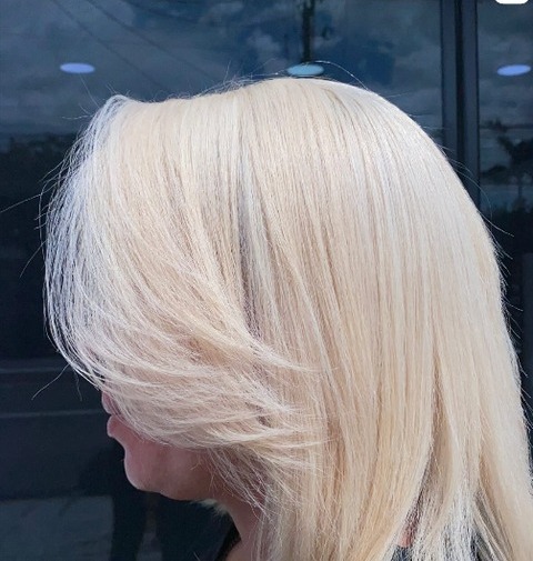 Cabello rubio platino trabajado en Blue Beauty Space