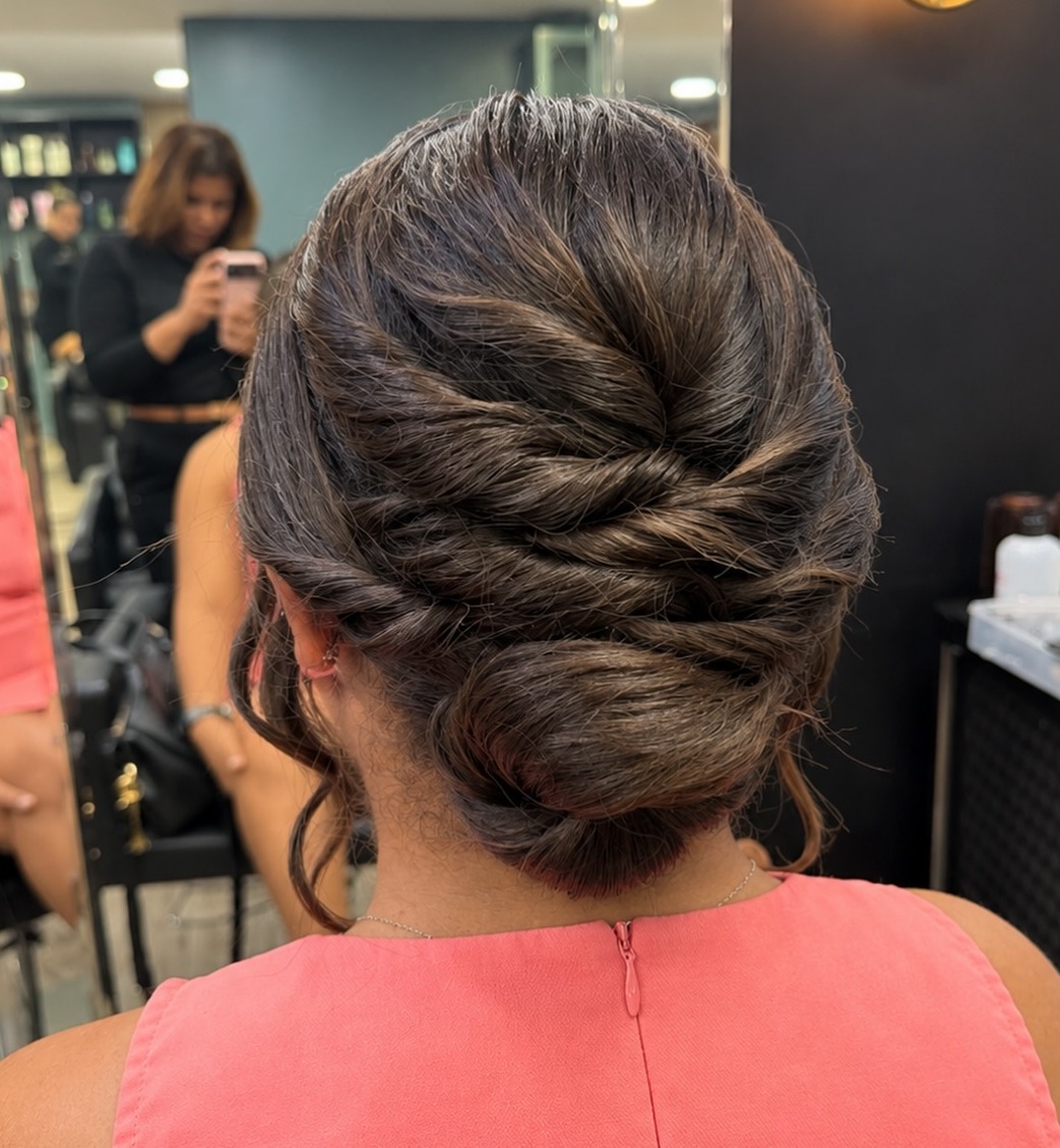Recogido de novia con trenza visto desde atrás, en Blue Beauty Space